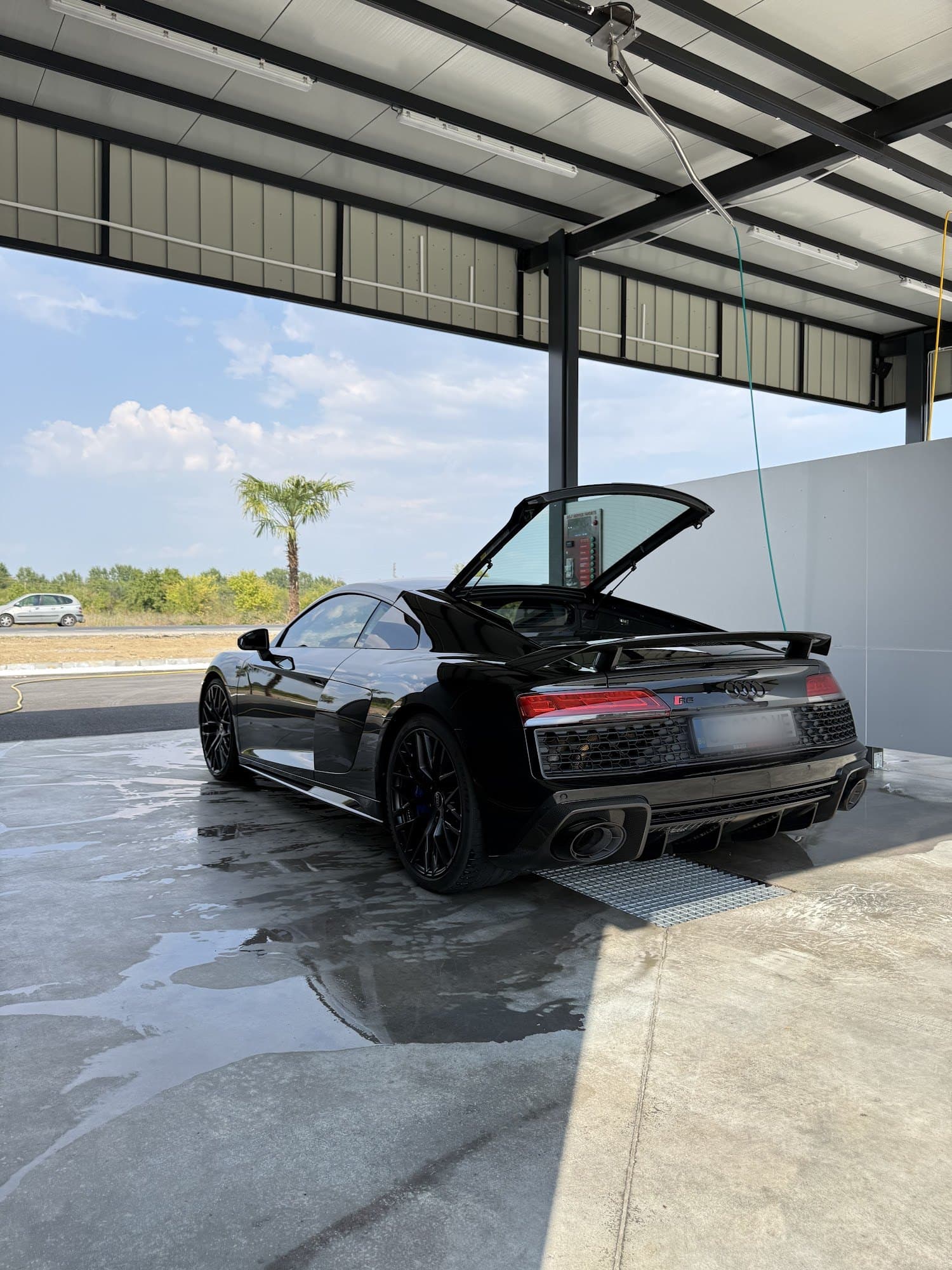 Черно Audi R8 в клетка на автомивка Аутонай