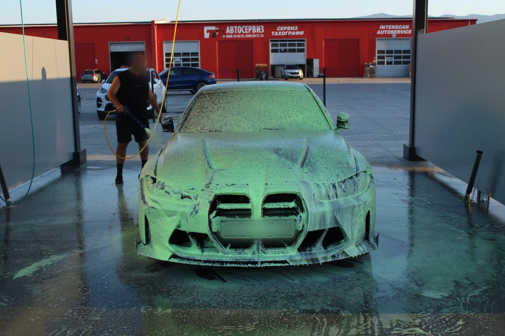 BMW M4 в активна пяна на самообслужваща се автомивка до Пазарджик