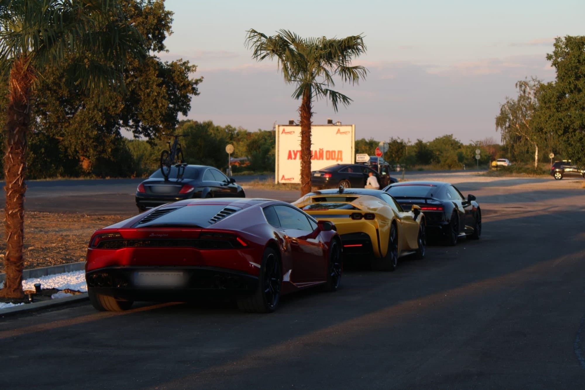 Lamborghini, Ferrari и Audi пред билборда на Аутонай в деня на откриването